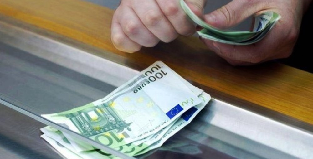Nisja e sezonit veror, euro zbret në nivelin më të ulët historik në këmbimin me lekun